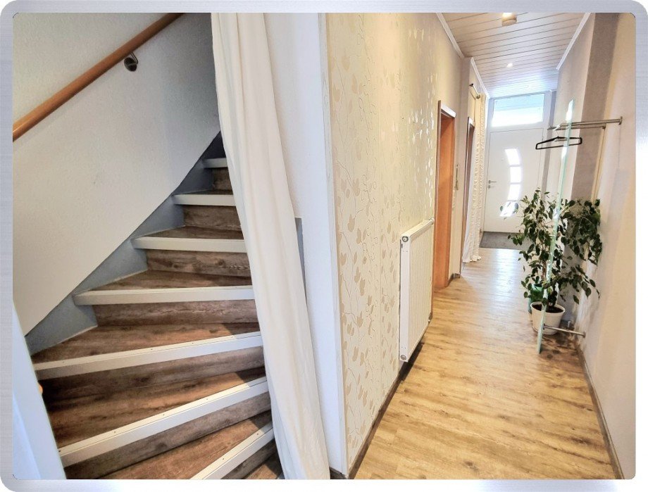 EG Flur mit Treppenaufgang Reihenmittelhaus R�desheim am Rhein