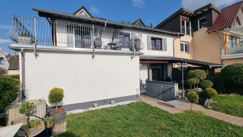 Gartenseite Doppelhaush�lfte Oestrich-Winkel