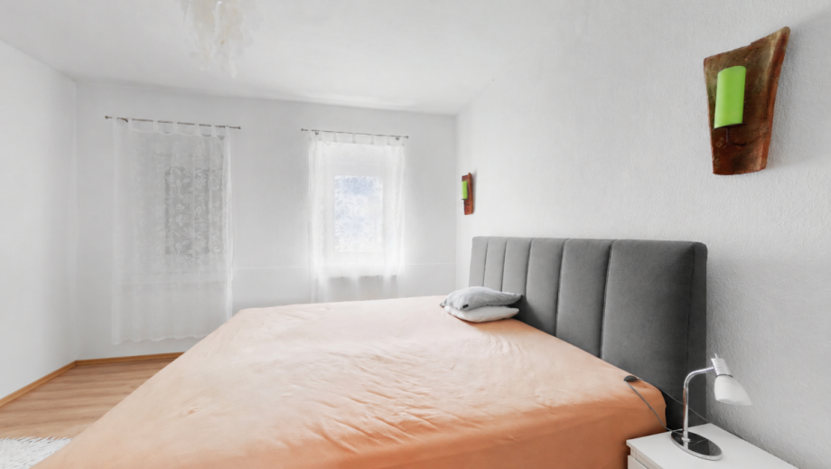 EG Schlafzimmer Zweifamilienhaus Oestrich-Winkel