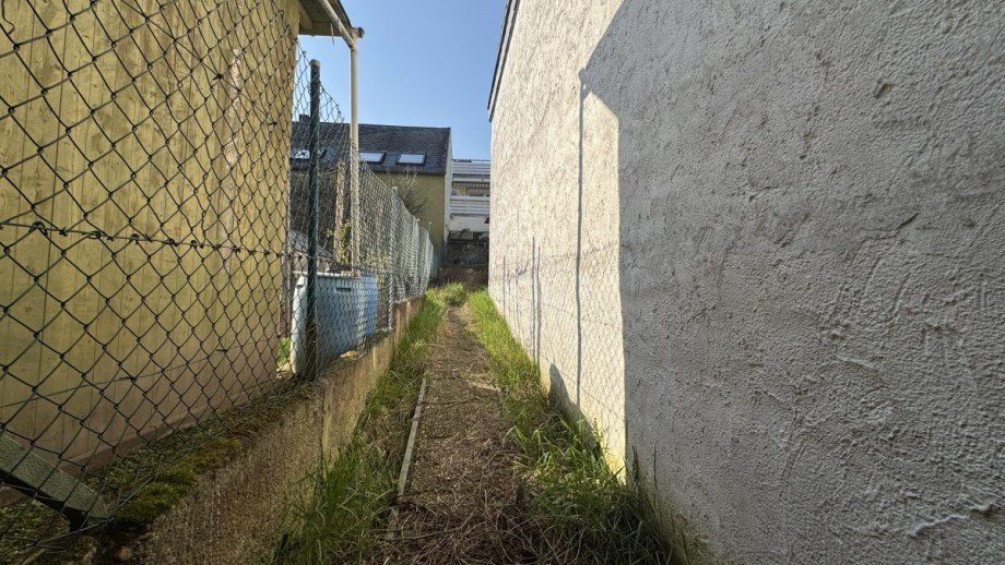 Weg zum Garten Zweifamilienhaus Eltville am Rhein