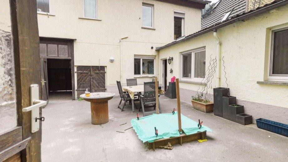 Innenhof Zweifamilienhaus Eltville am Rhein