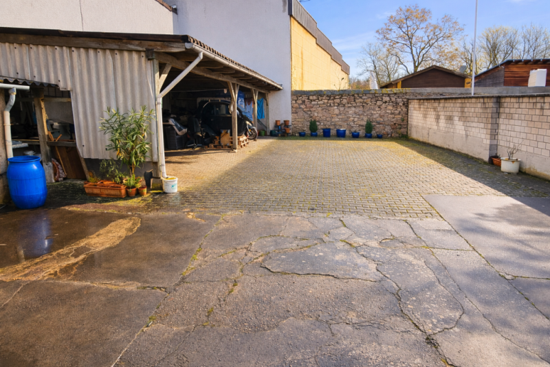 Hoffl�che mit Carport Mehrfamilienhaus Geisenheim