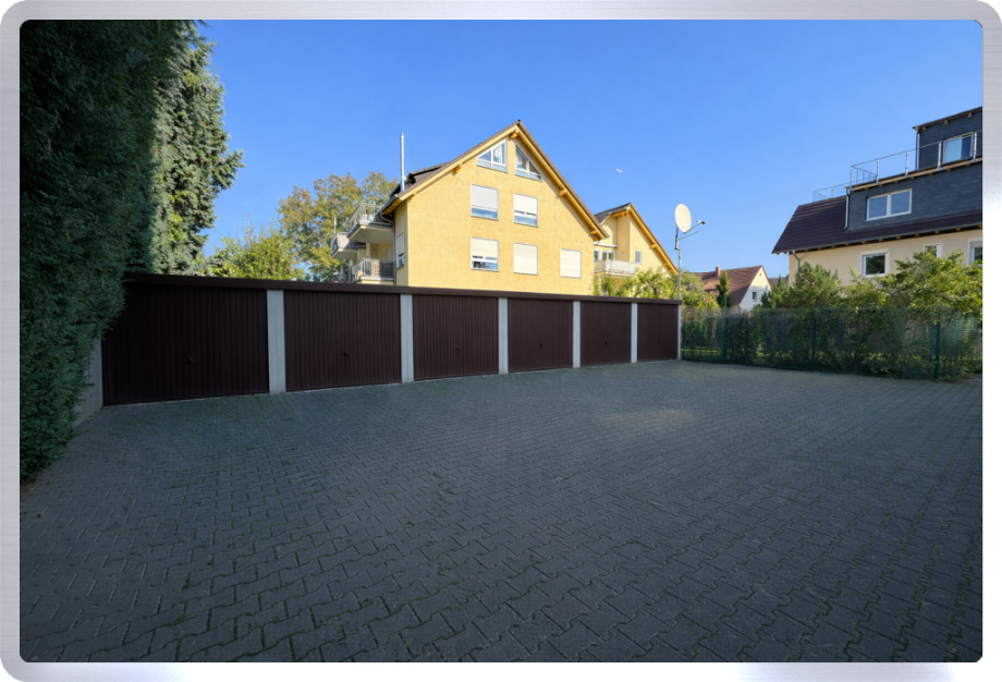 Innenhof und Garagen Mehrfamilienhaus Eltville