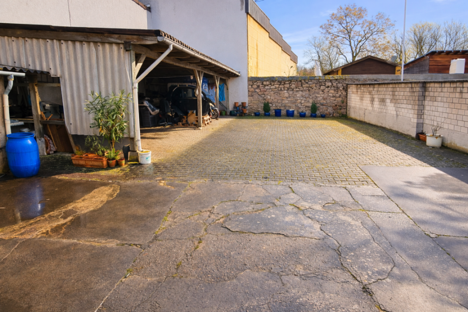 Hoffl�che mit Carport Mehrfamilienhaus Geisenheim